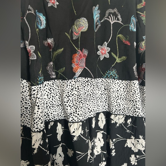 Calessa Embroidered Floral Top 2x NWT - Picture 3 of 7